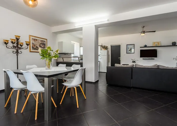 Palm Garden 브르사르